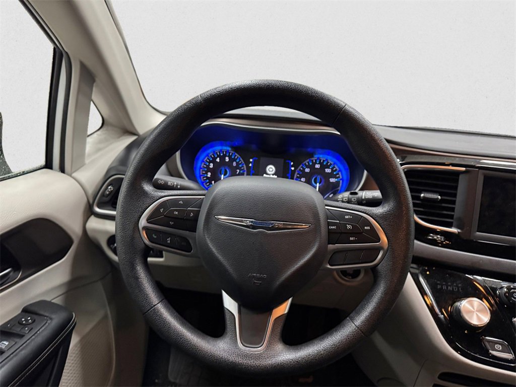 Used 2020 Chrysler Voyager L image 12