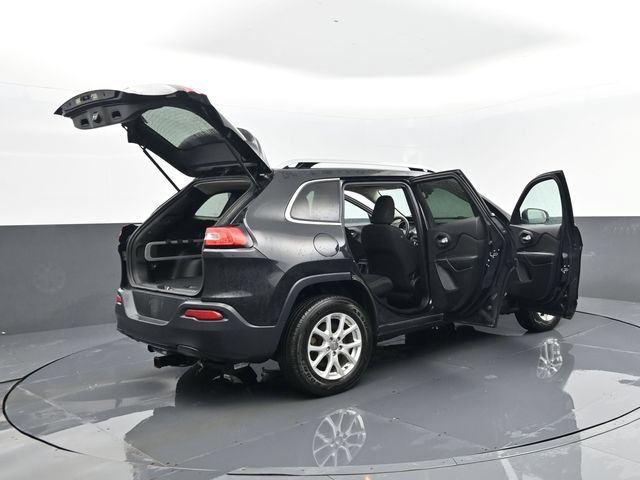 Used 2016 Jeep Cherokee Latitude w/ Cold Weather Group AWD/4WD image 29