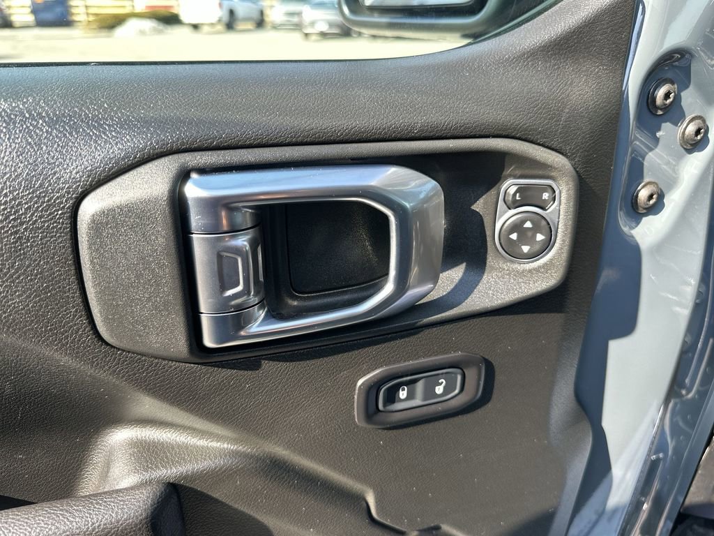 Used 2025 Jeep Gladiator Mojave w/ Convenience Group AWD/4WD image 13