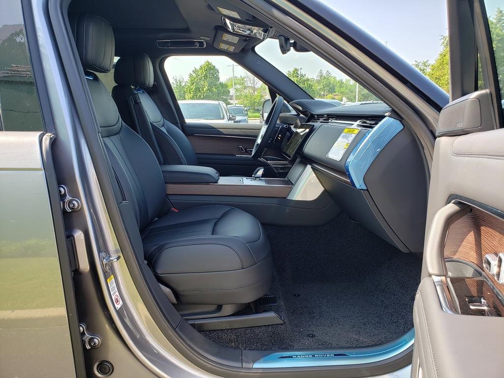 New 2025 Land Rover Range Rover SE image 17