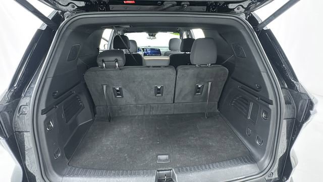 Used 2025 Chevrolet Traverse LT image 16