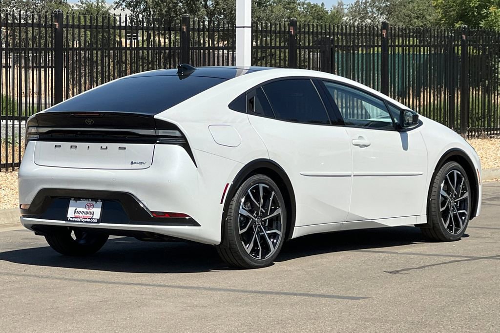 New 2026 Toyota Prius Plug-In Hybrid FWD image 4
