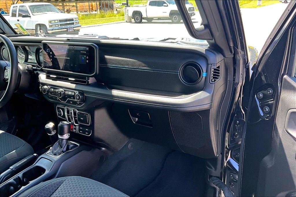 Used 2024 Jeep Wrangler Unlimited Rubicon 4xe AWD/4WD image 17