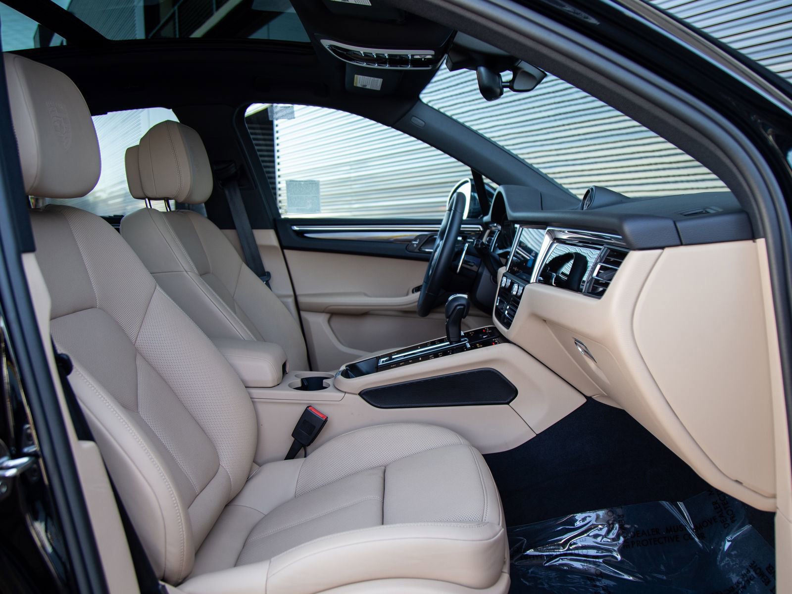 Certified 2025 Porsche Macan AWD/4WD image 26