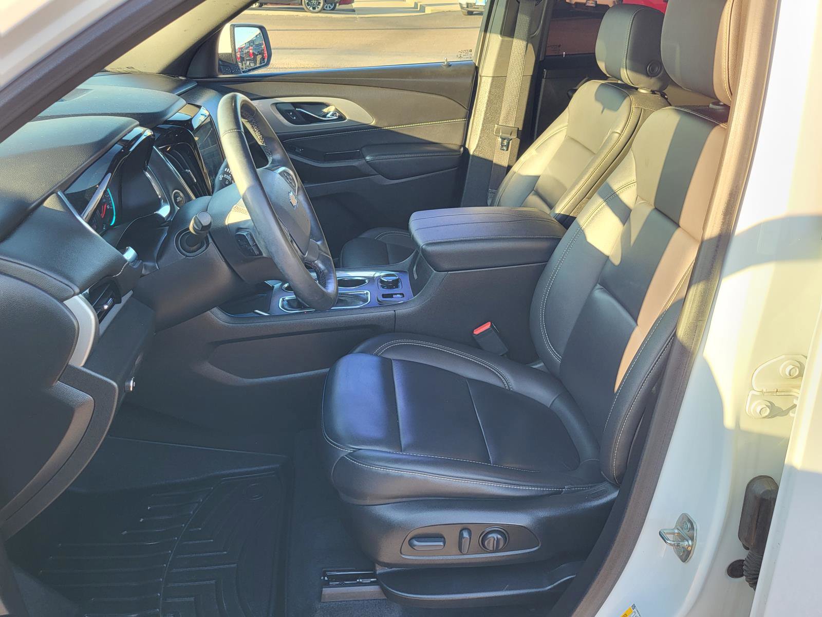 Used 2023 Chevrolet Traverse LT image 17
