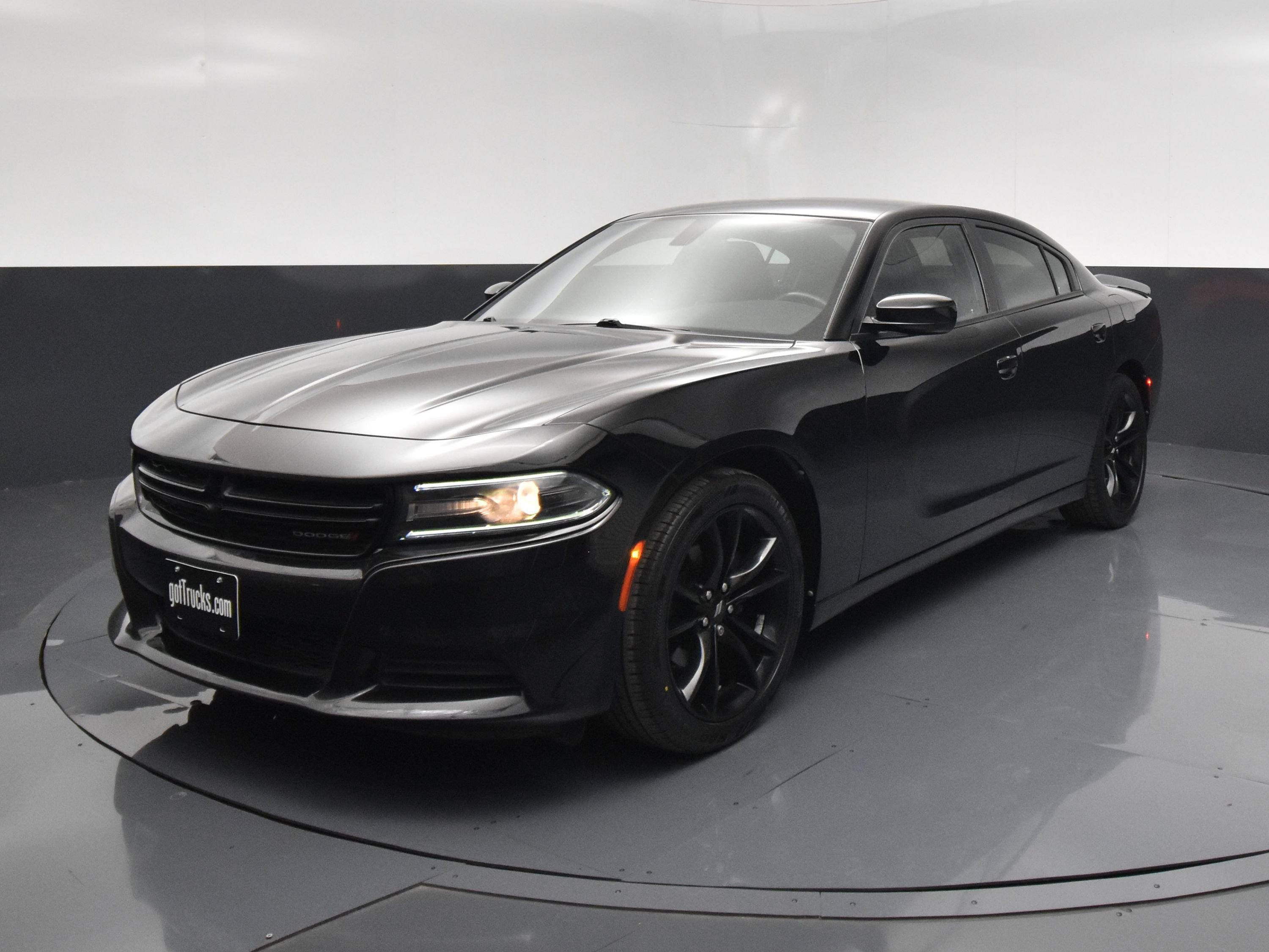 Used 2018 Dodge Charger SXT w/ Blacktop Package RWD image 2