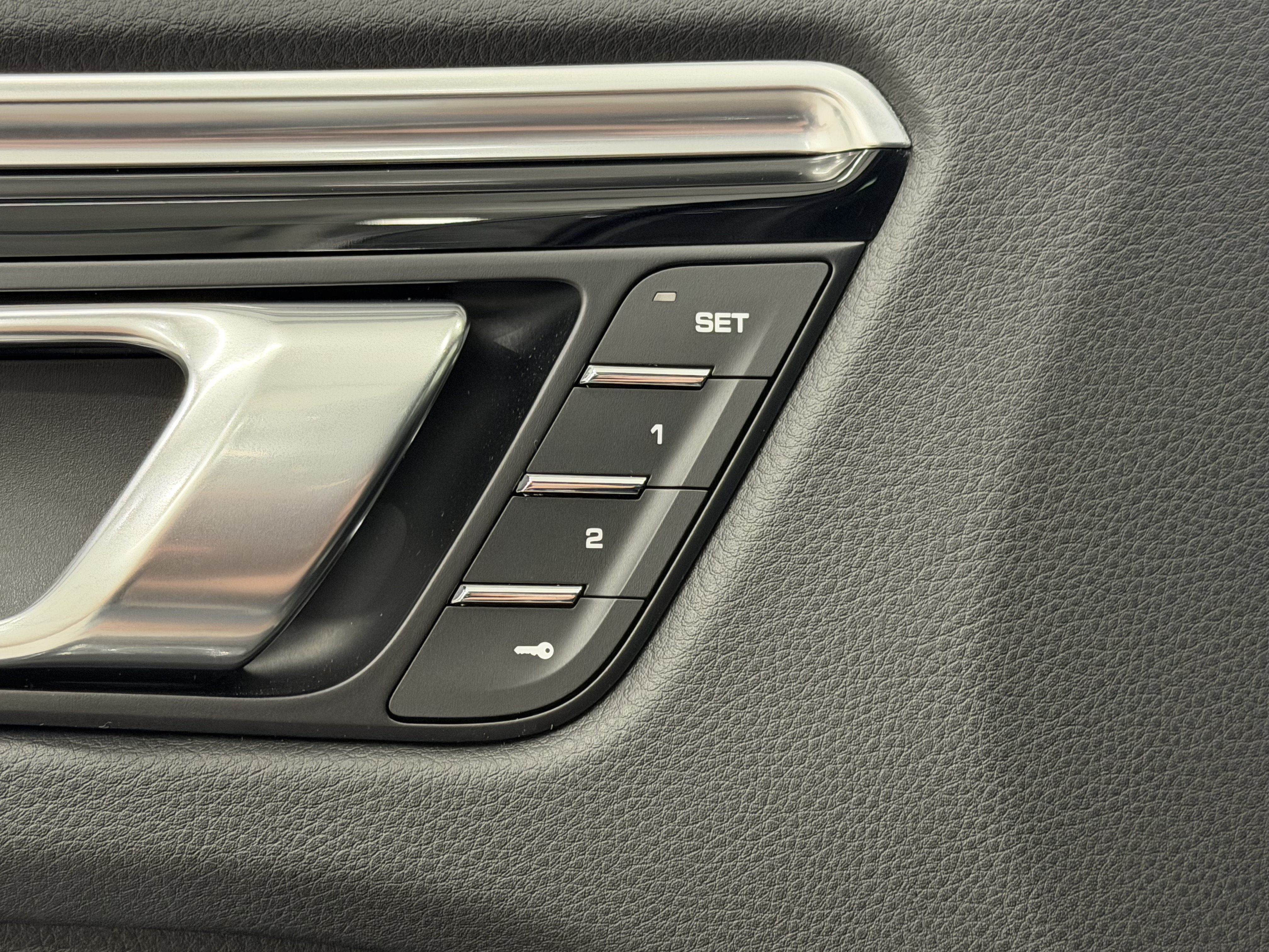Certified 2024 Porsche Macan AWD/4WD image 29