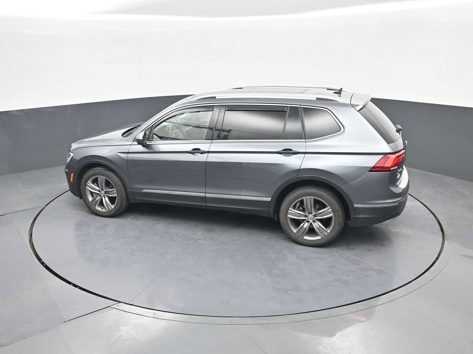 Used 2021 Volkswagen Tiguan SEL AWD/4WD image 32