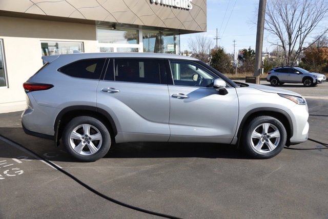 Used 2020 Toyota Highlander L image 2