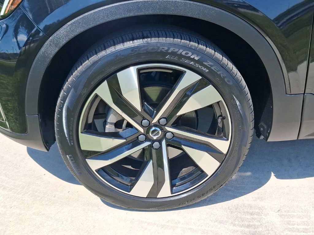 Used 2023 Volvo XC40 B5 Plus w/ Climate Package image 3