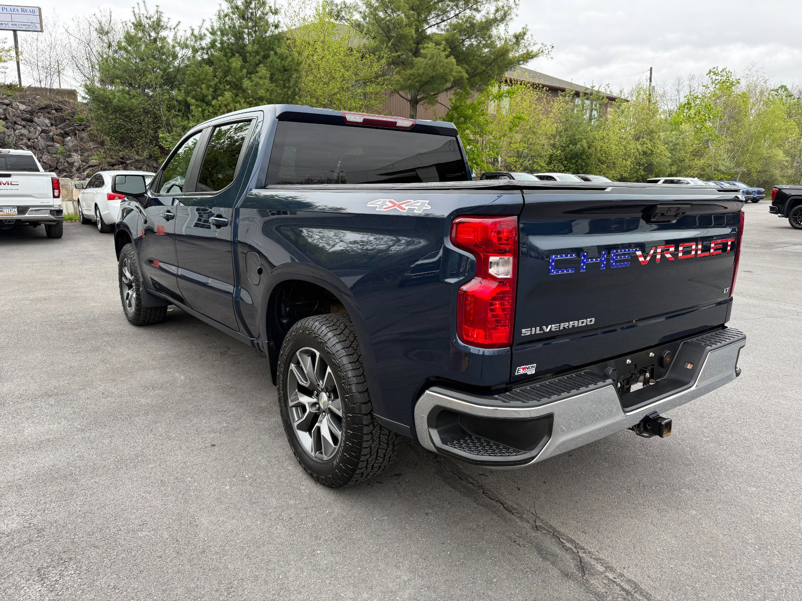 Used 2022 Chevrolet Silverado 1500 LT AWD/4WD image 3