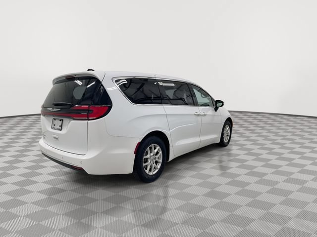 Used 2024 Chrysler Pacifica Touring-L FWD image 10