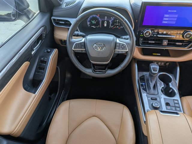 Certified 2025 Toyota Highlander Platinum AWD/4WD image 12