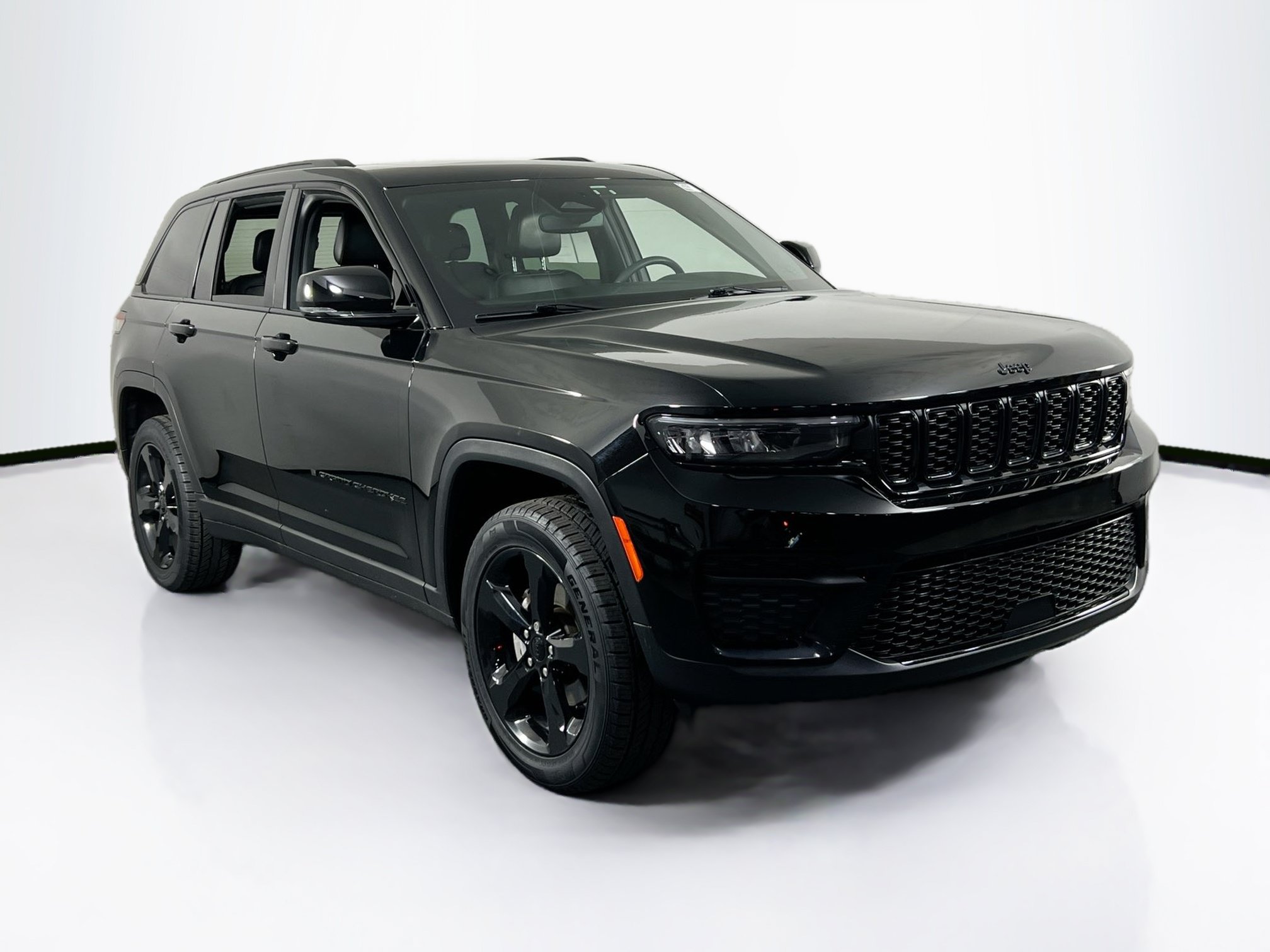 Used 2023 Jeep Grand Cherokee Altitude AWD/4WD image 3