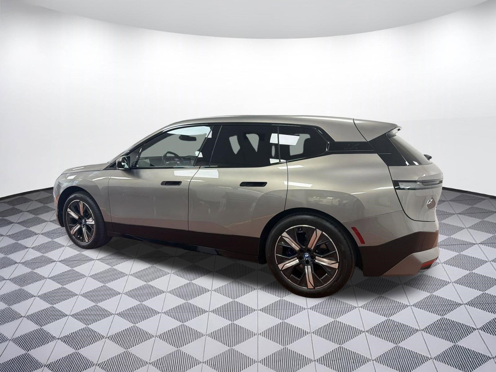 Used 2023 BMW iX xDrive50 w/ Premium Package image 3