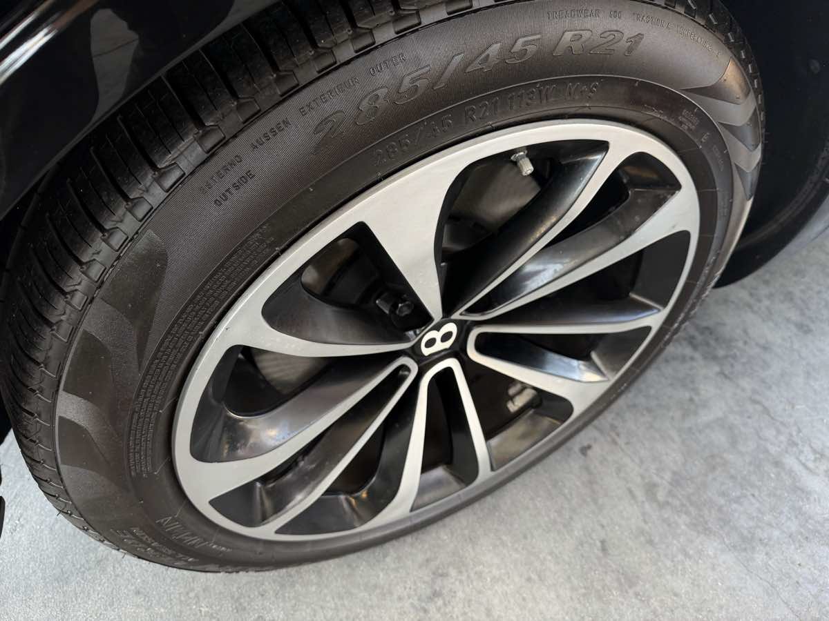 Used 2017 Bentley Bentayga AWD/4WD image 31
