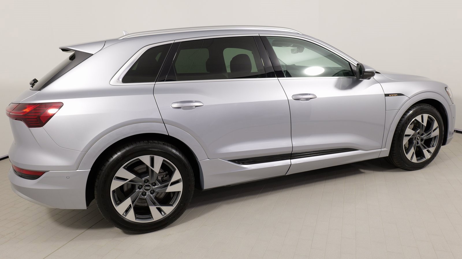 Used 2022 Audi e-tron Premium Plus w/ Premium Plus Package image 27