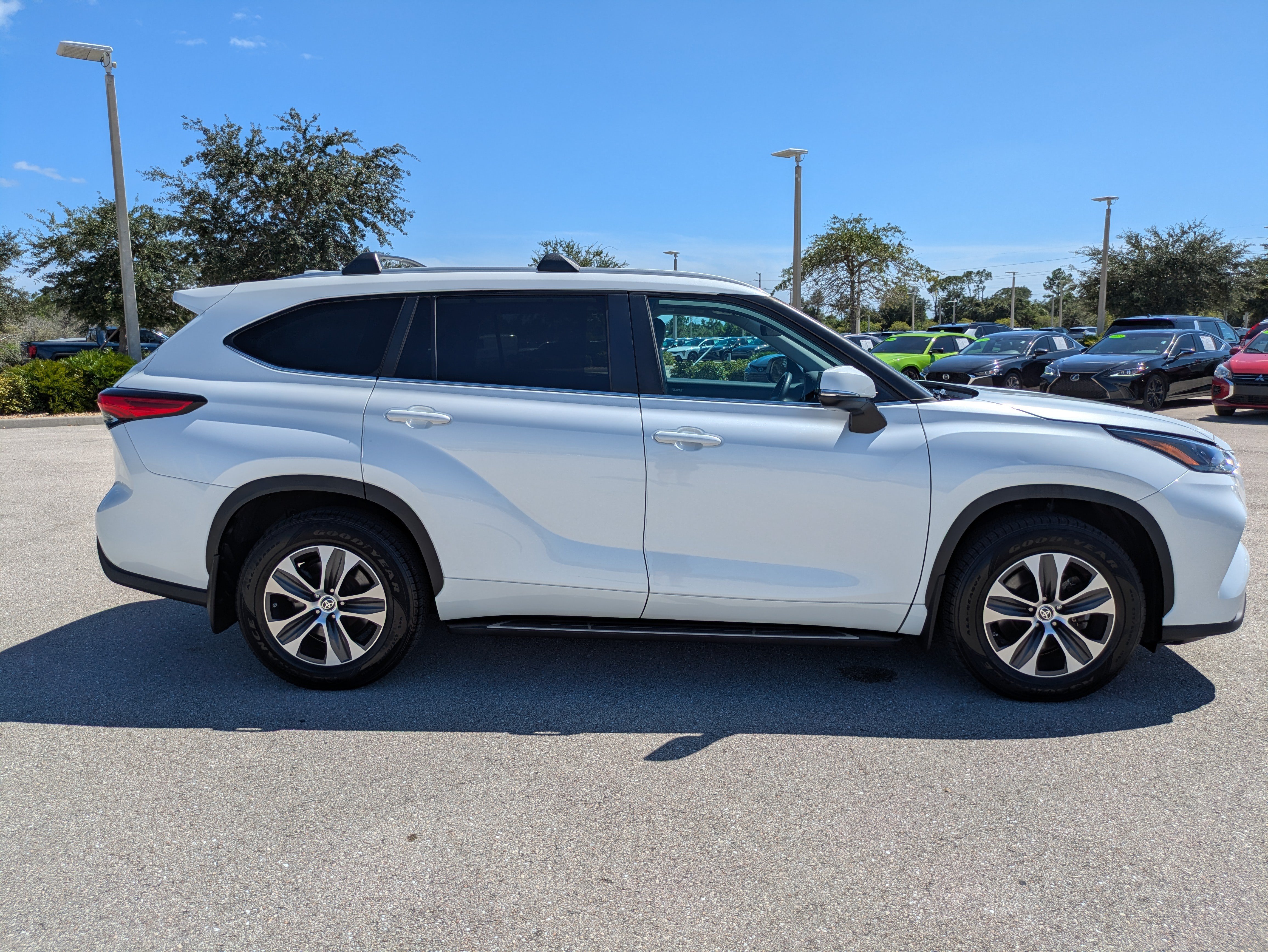 Used 2023 Toyota Highlander XLE AWD/4WD image 3