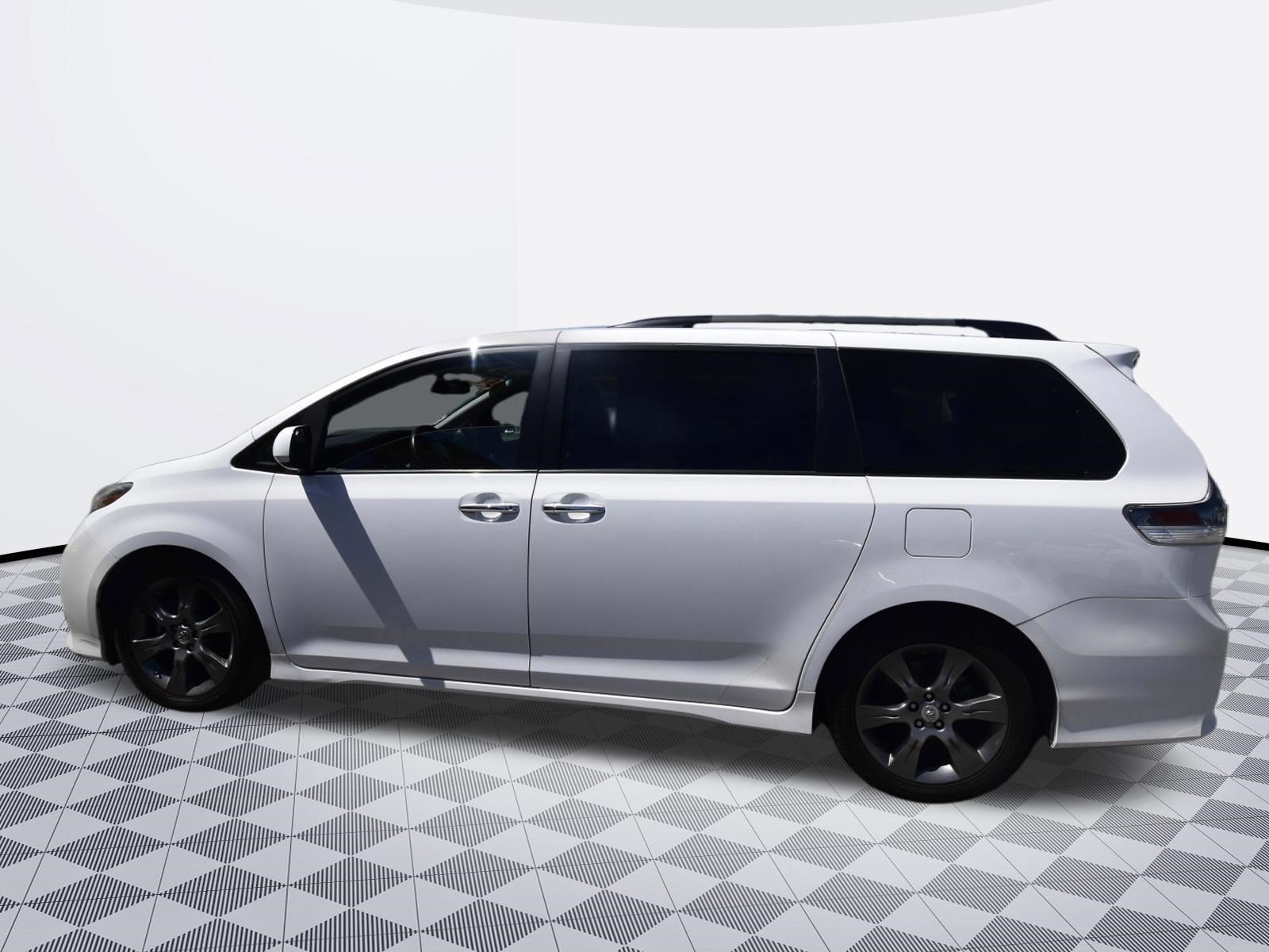 Used 2015 Toyota Sienna SE Premium FWD image 2