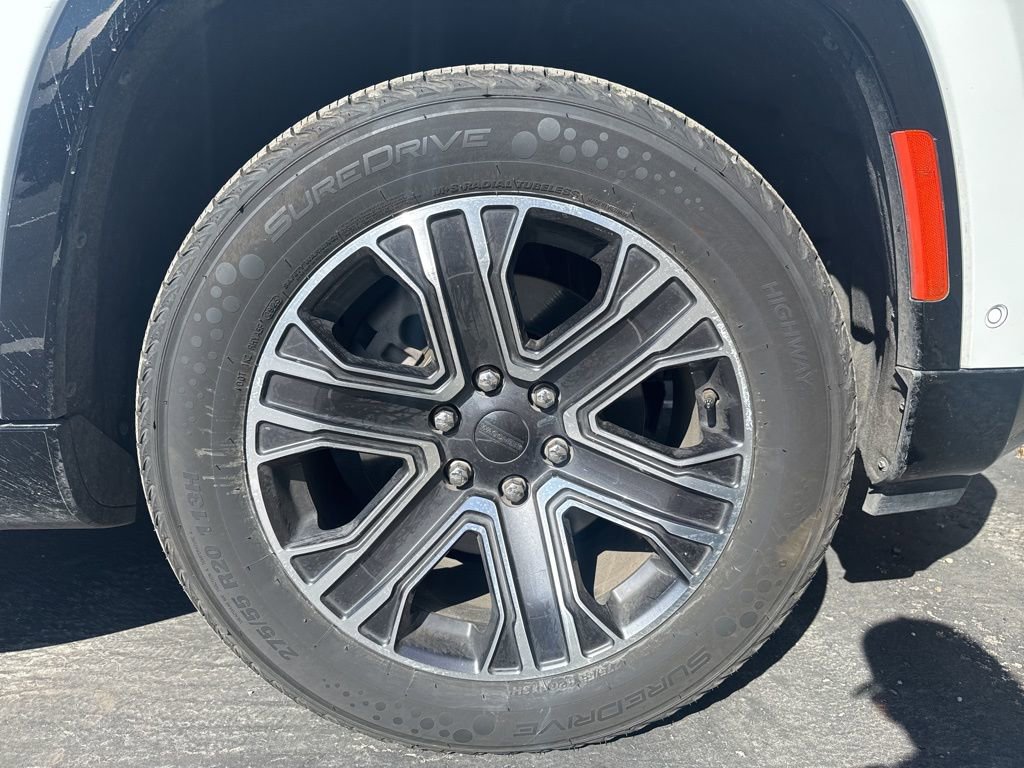 Certified 2024 Jeep Wagoneer L Series II w/ Flexible Seating Group image 3