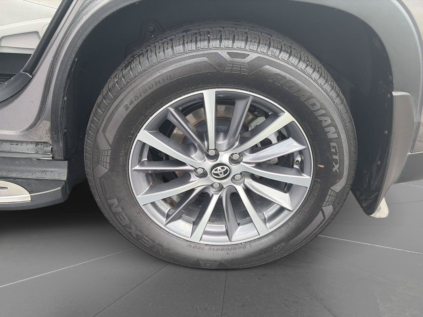 Used 2018 Toyota Highlander XLE FWD image 12