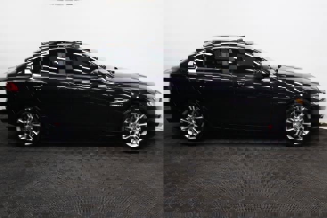 Used 2017 Jaguar XE Premium image 4