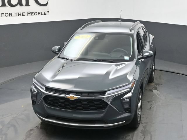 Used 2025 Chevrolet Trax LT FWD image 47