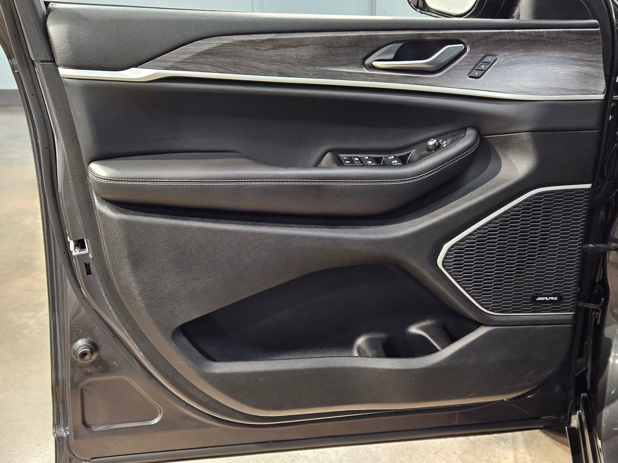 Used 2022 Jeep Grand Cherokee L Limited image 20