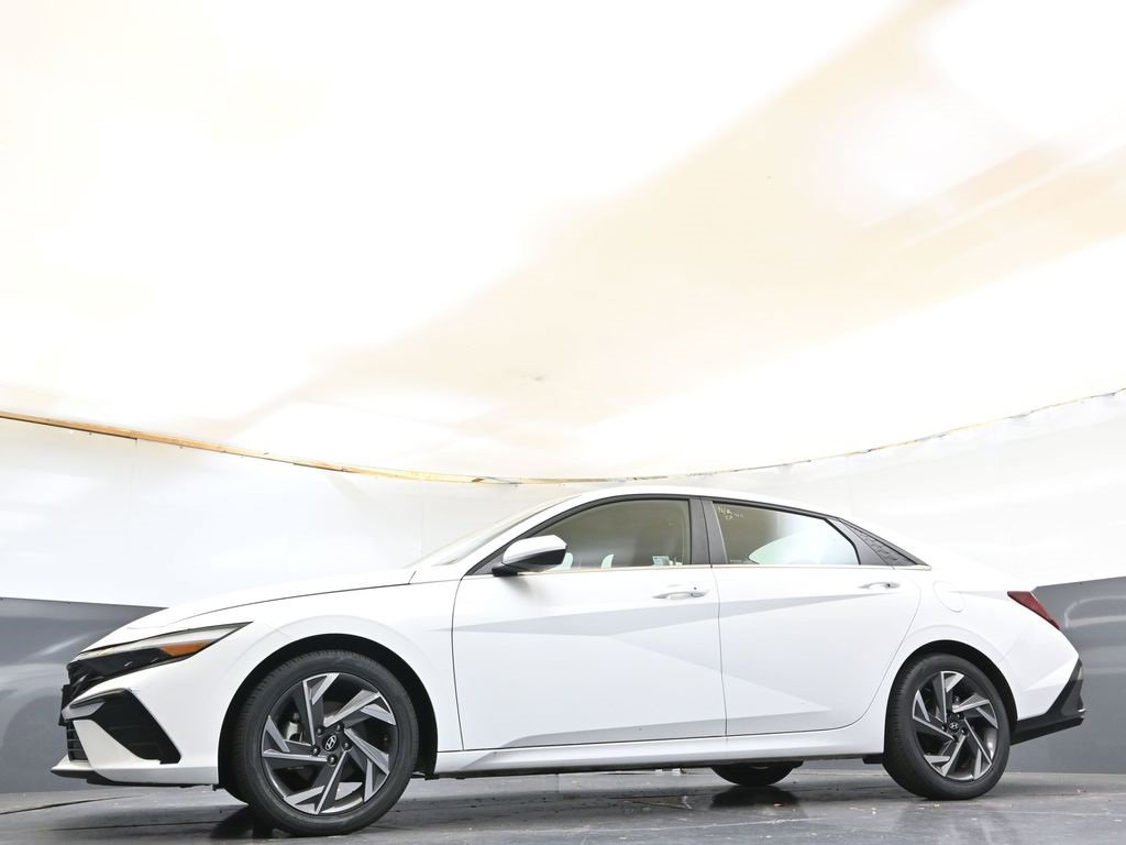 Certified 2025 Hyundai Elantra SEL w/ Cargo Package image 39
