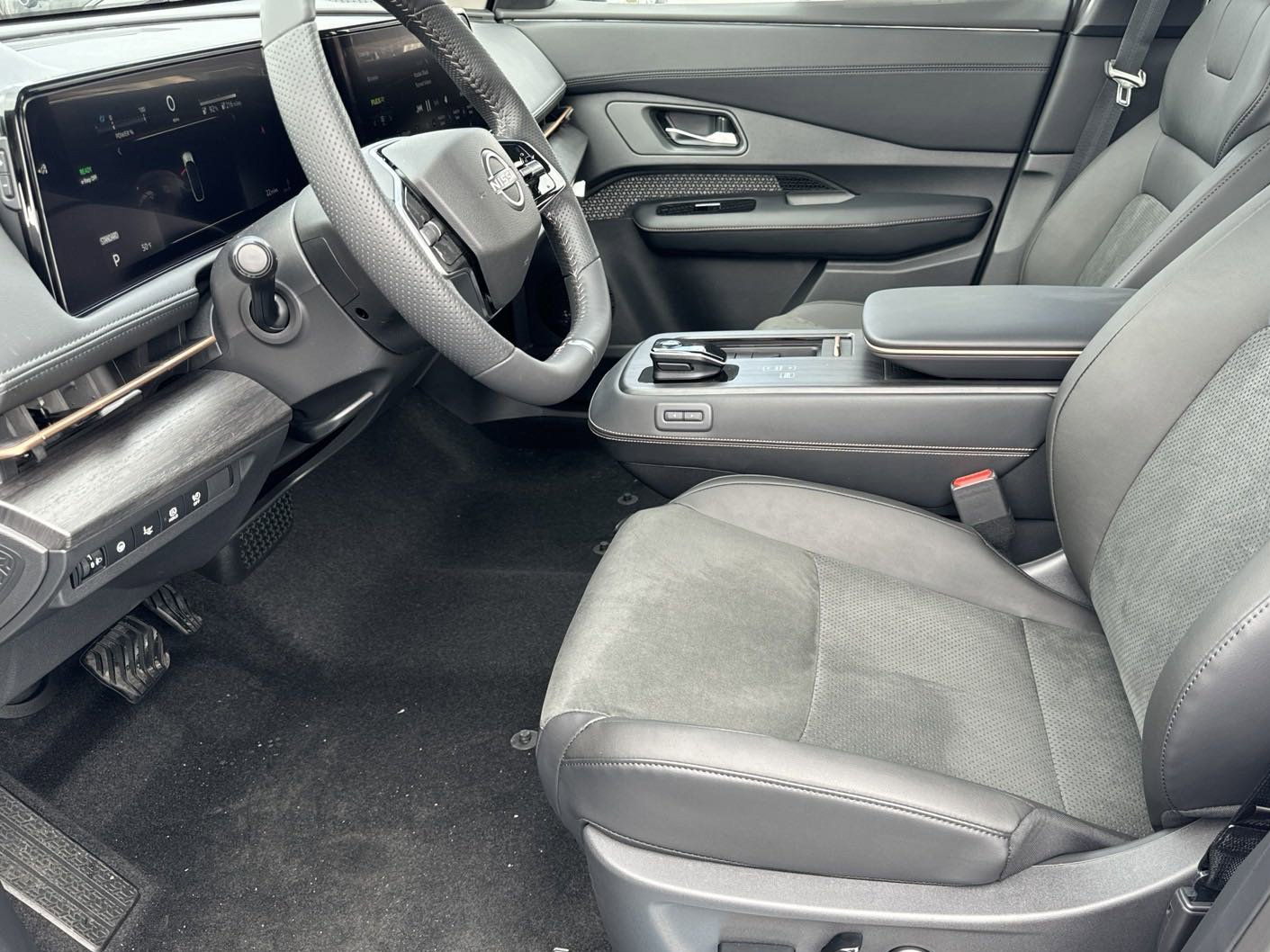 New 2024 Nissan Ariya AWD image 11