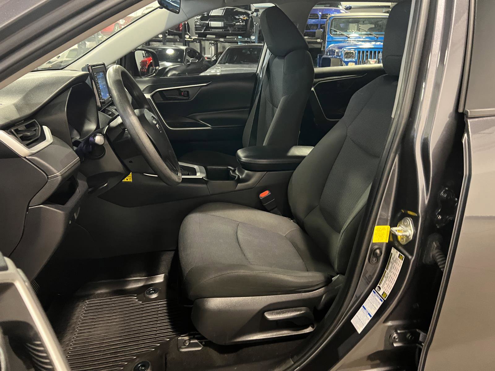 Used 2022 Toyota RAV4 LE AWD/4WD image 9