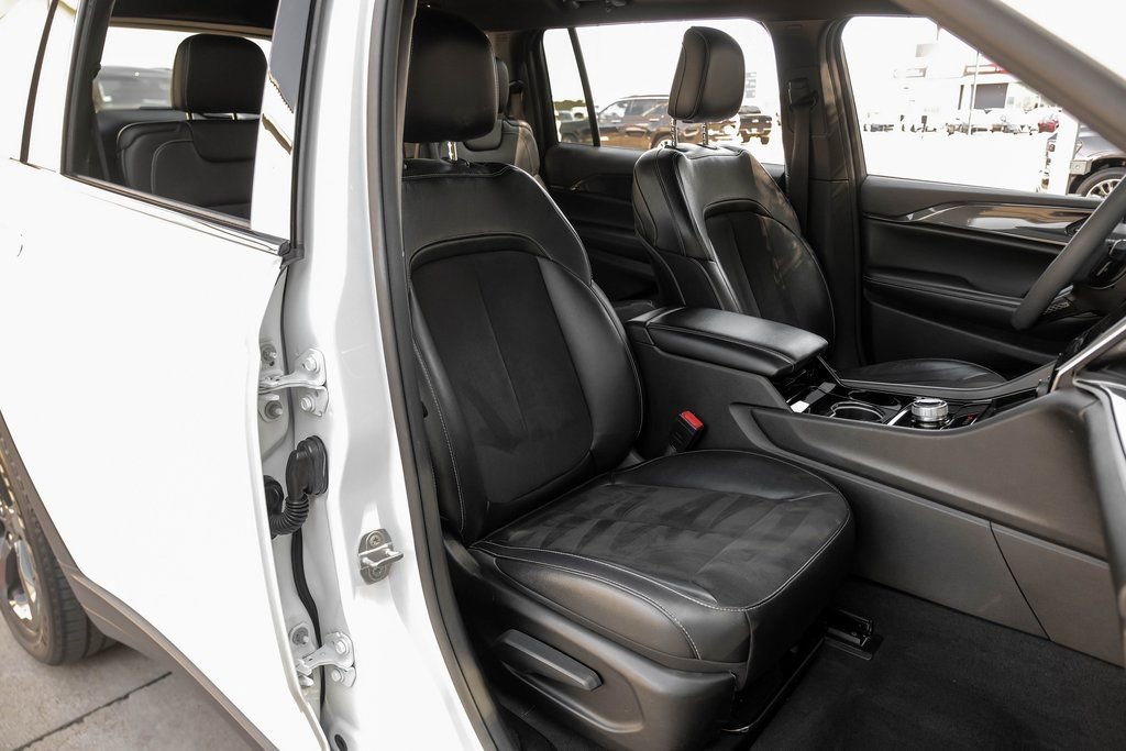 Used 2023 Jeep Grand Cherokee L Laredo image 45