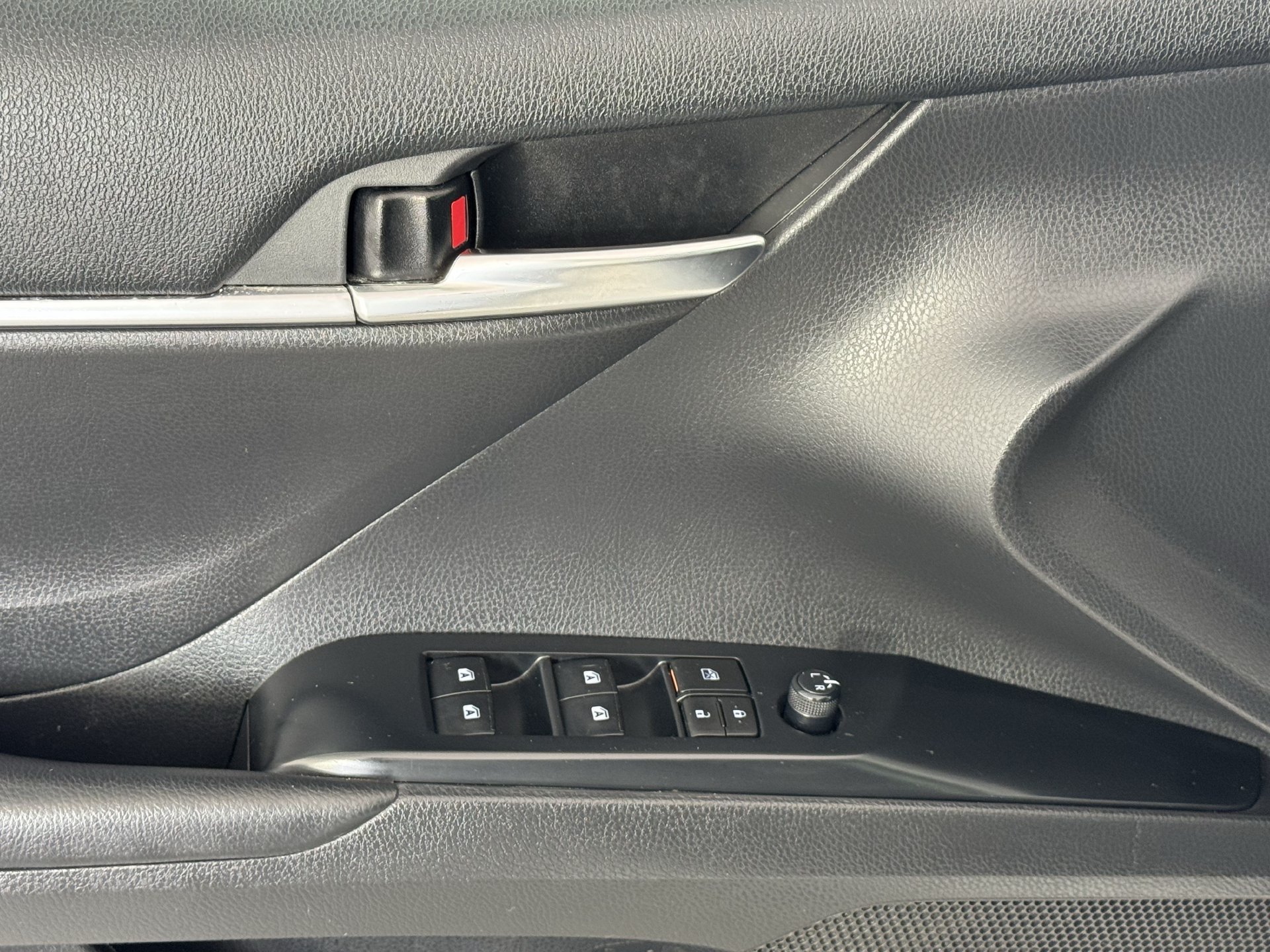 Used 2020 Toyota Camry SE FWD image 11
