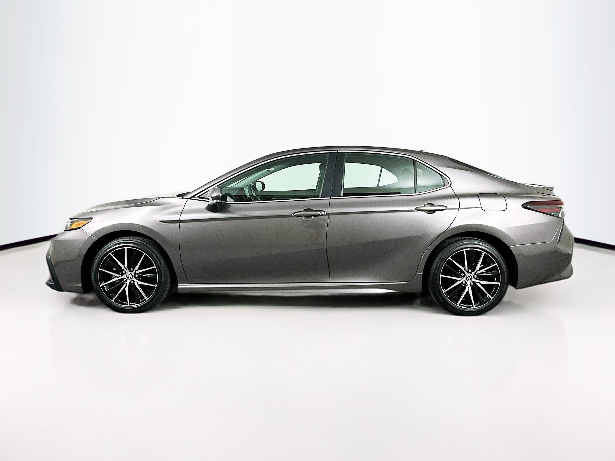 Used 2024 Toyota Camry SE FWD image 4