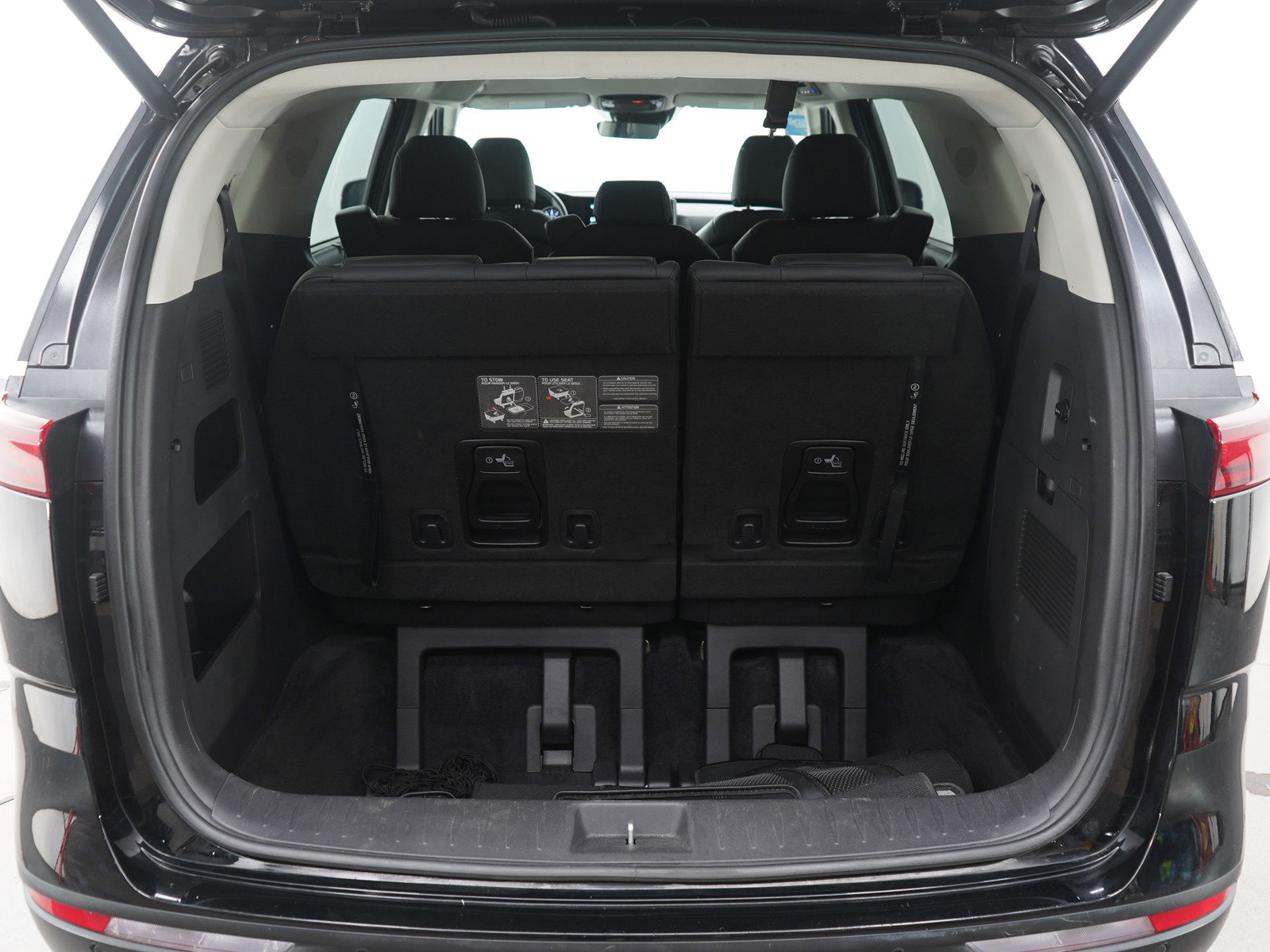 Used 2022 Kia Carnival EX image 18