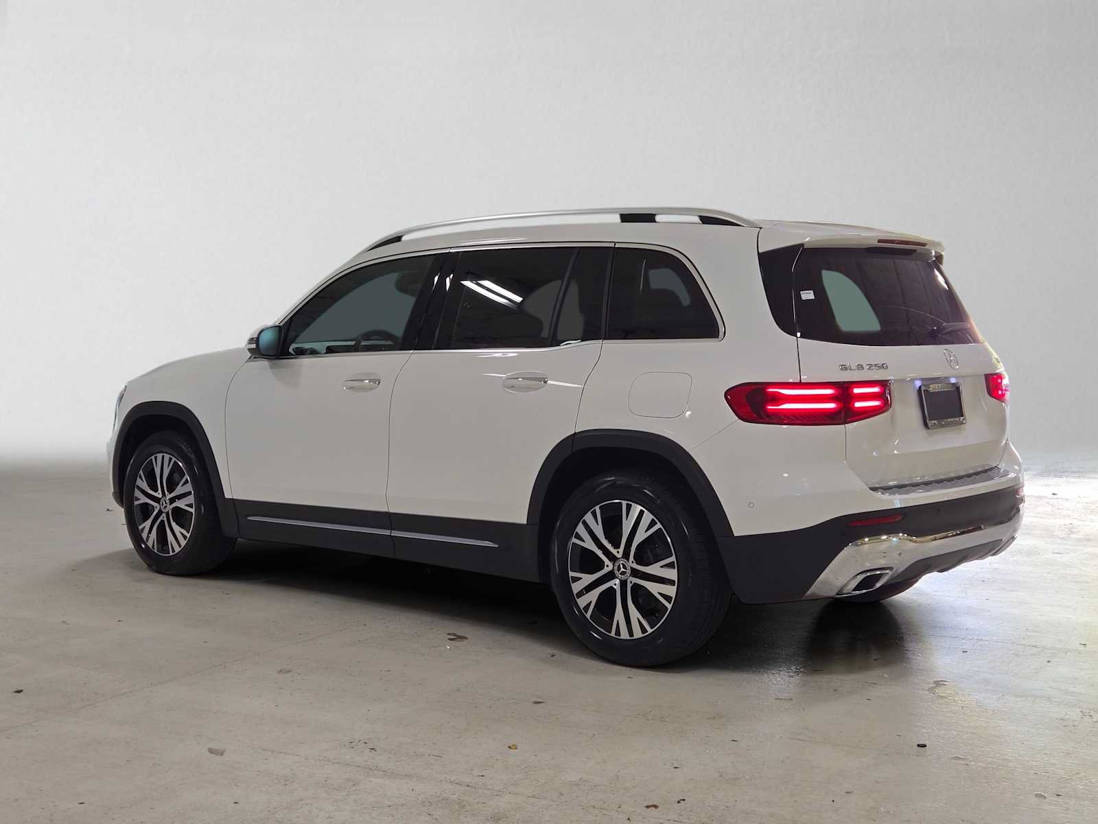 Used 2024 Mercedes-Benz GLB 250 4MATIC image 5