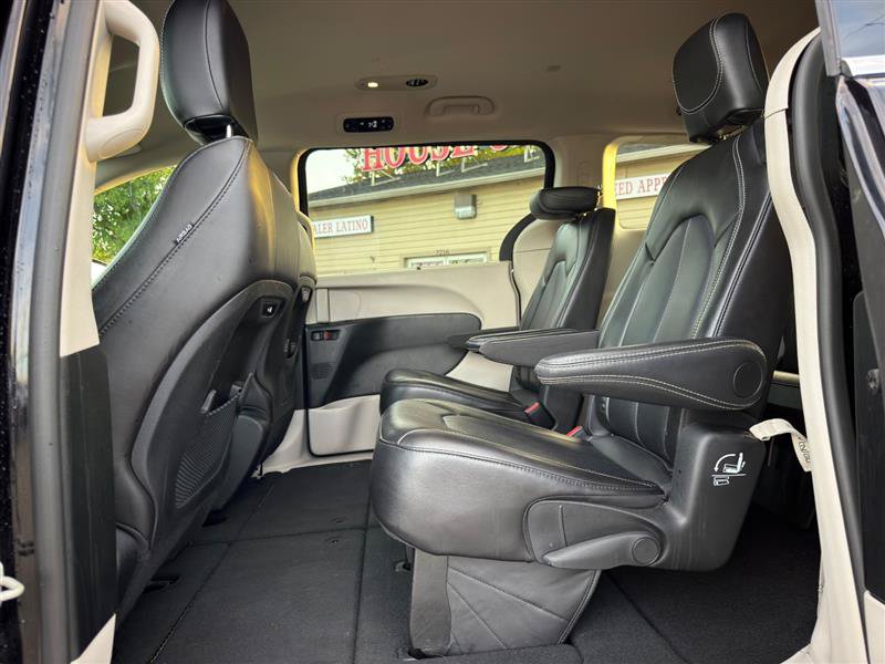 Used 2024 Chrysler Pacifica Touring-L FWD image 19