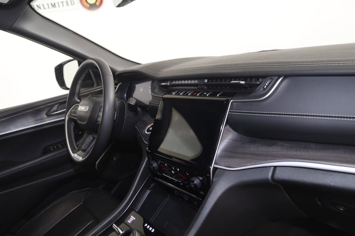 Used 2024 Jeep Grand Cherokee Limited w/ Luxury Tech Group II image 41