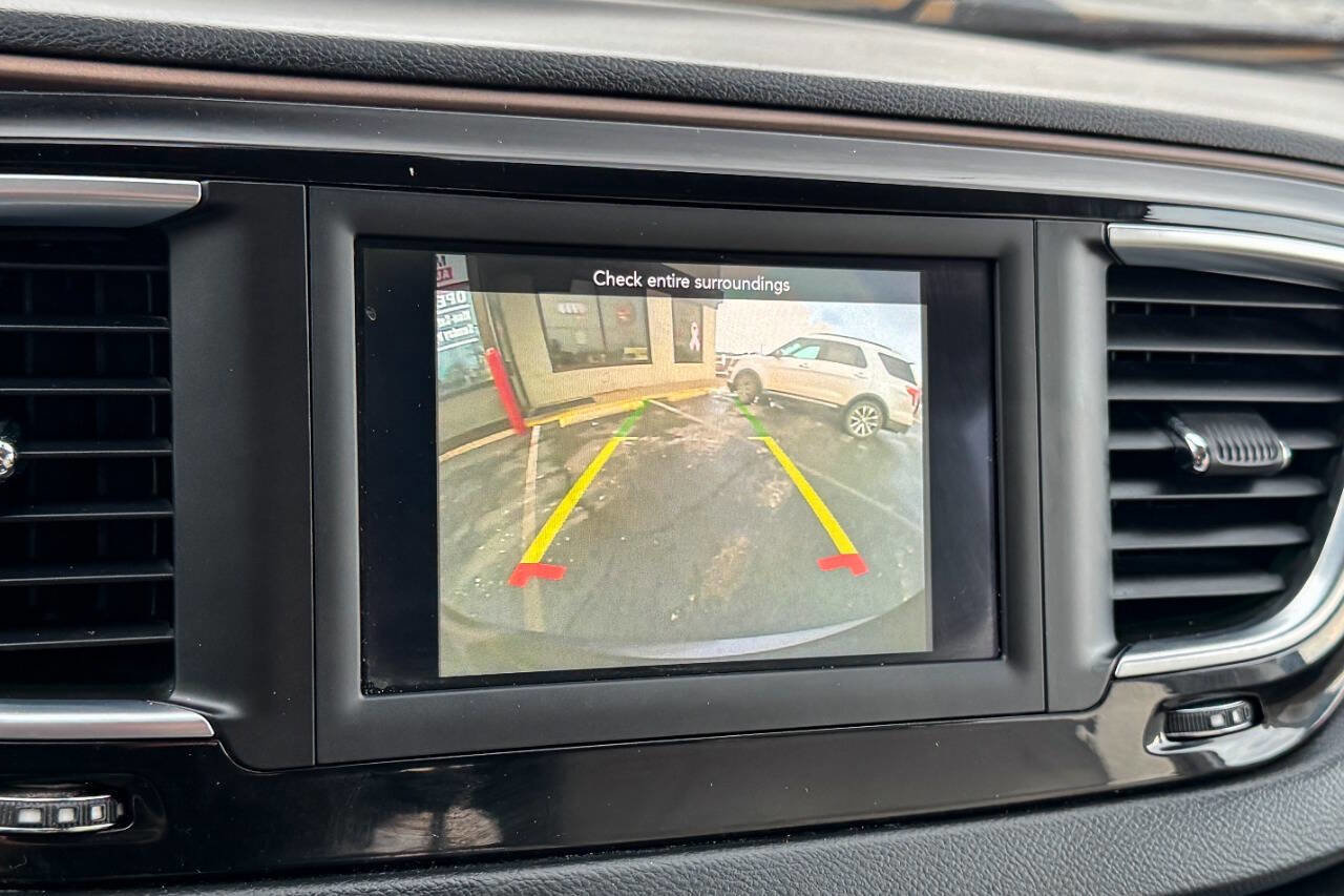 Used 2019 Chrysler Pacifica Touring-L image 30