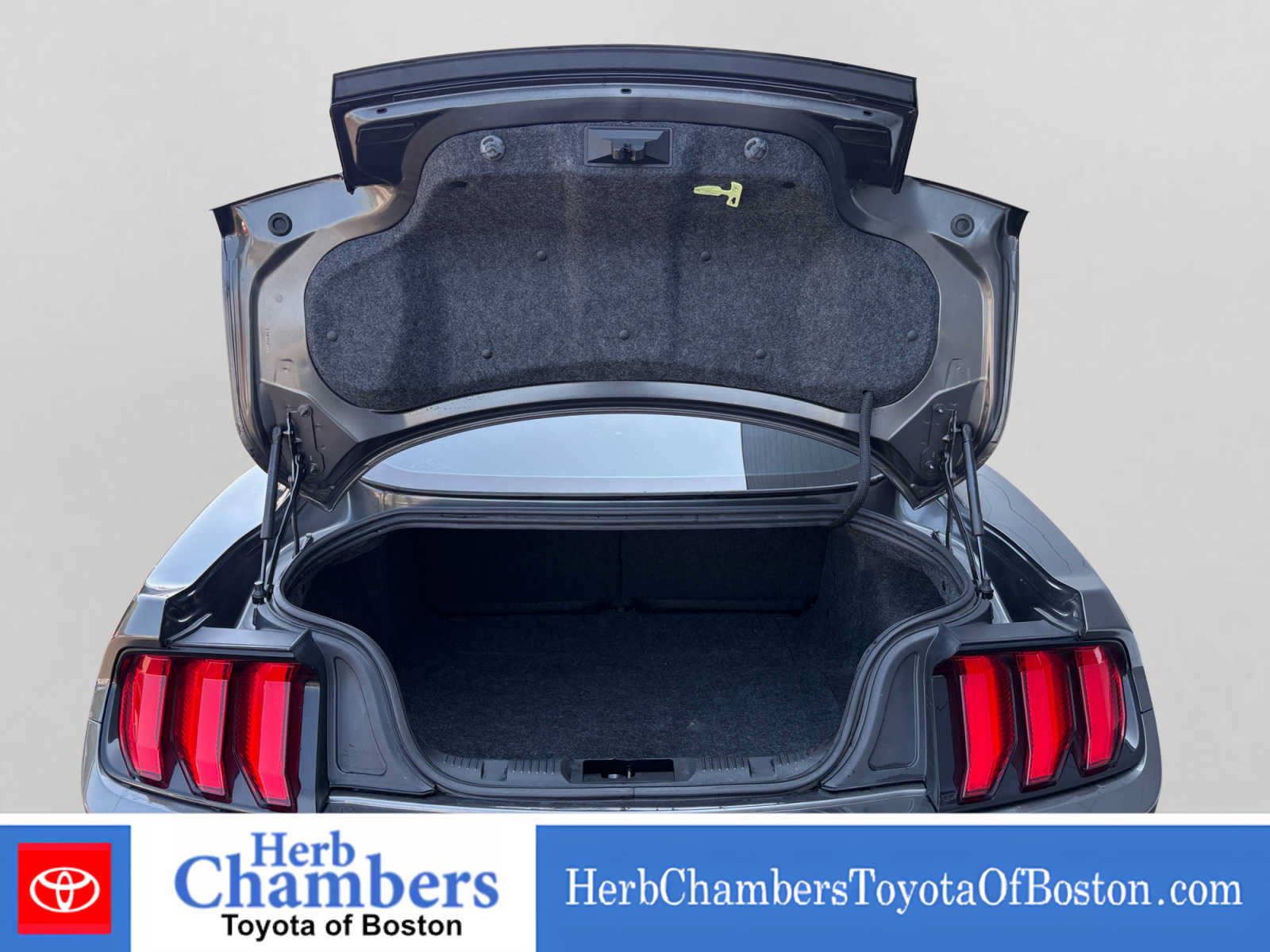 Used 2018 Ford Mustang Coupe RWD image 4