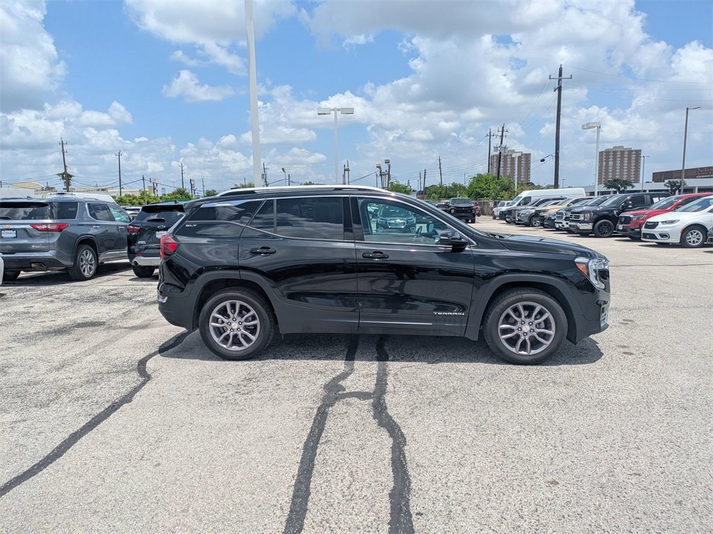 Used 2023 GMC Terrain SLT image 2