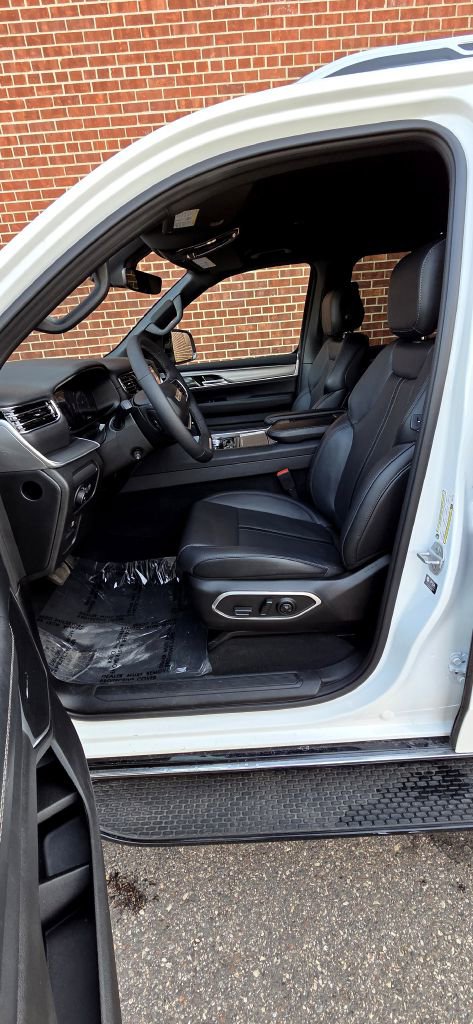 Used 2025 Jeep Wagoneer L Series II w/ 8-pass Seating Package image 12