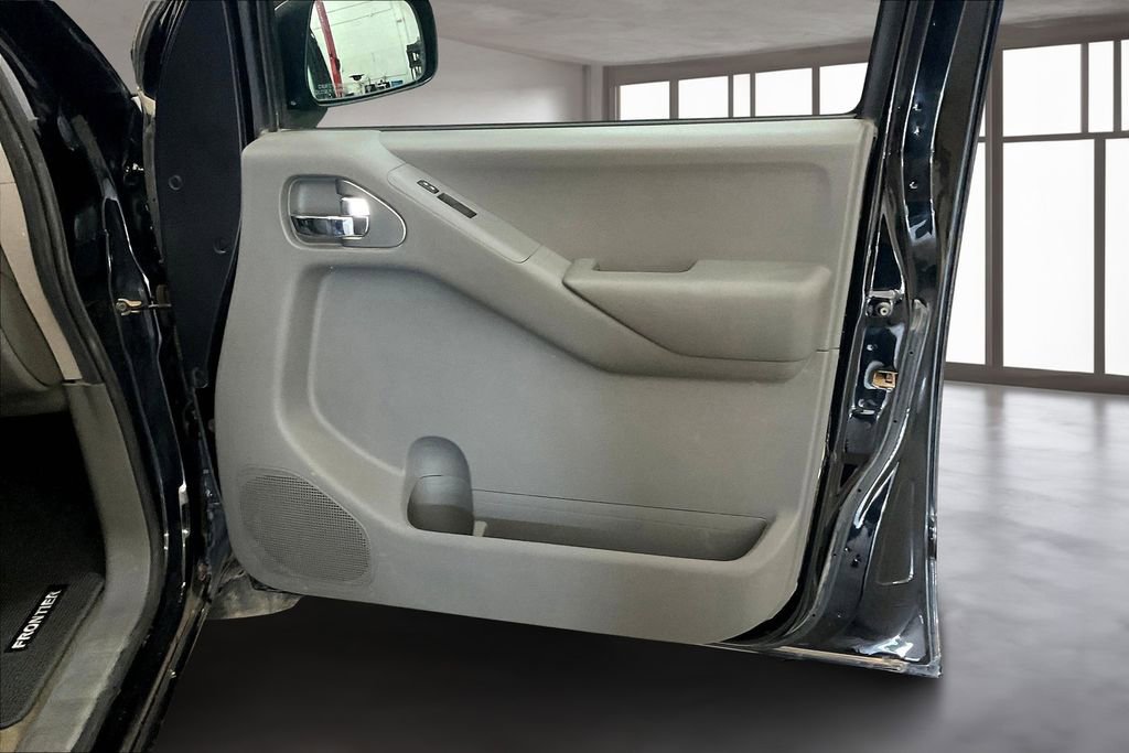 Used 2011 Nissan Frontier SV AWD/4WD image 13