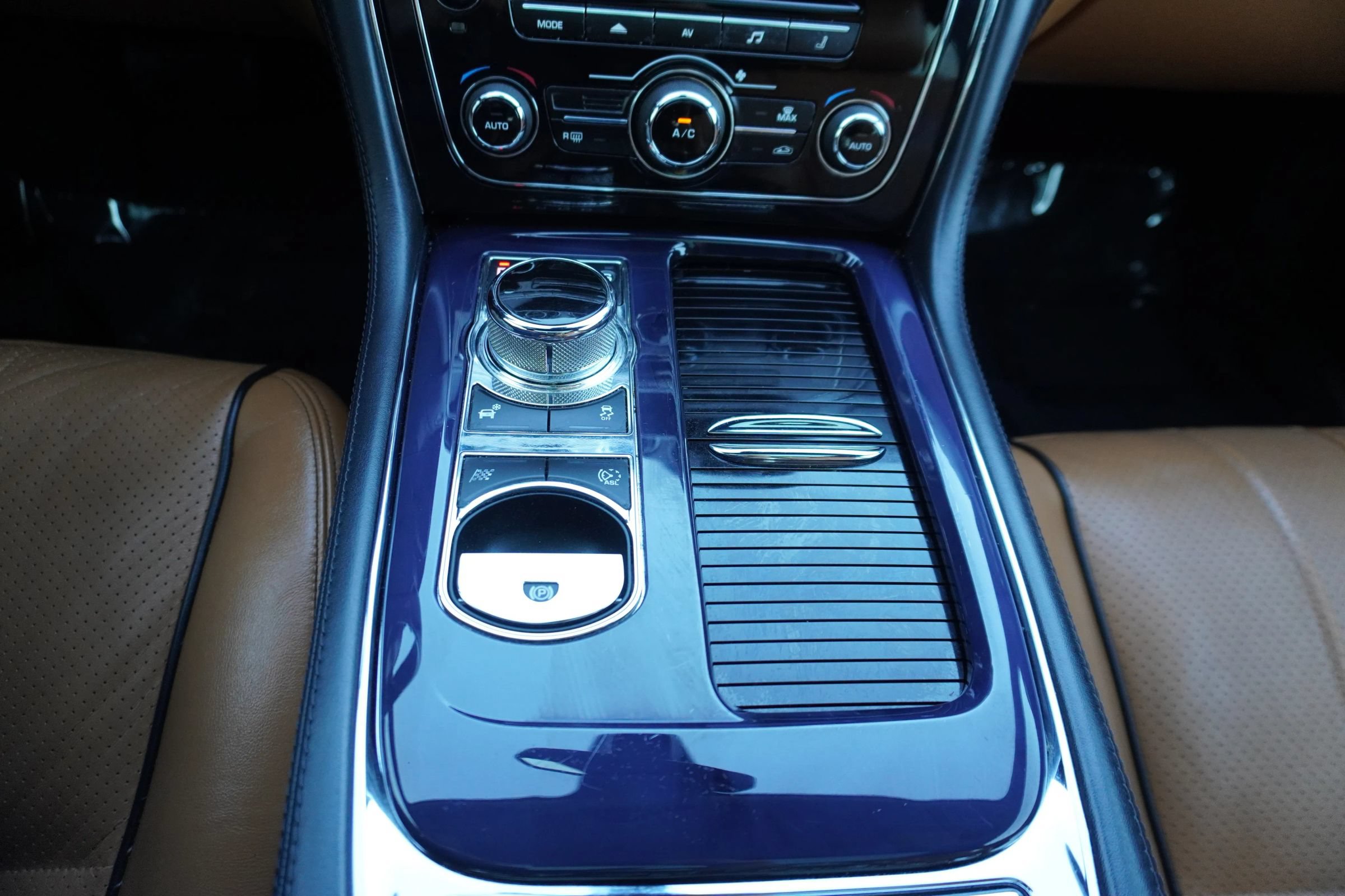Used 2012 Jaguar XJ Supercharged RWD image 20