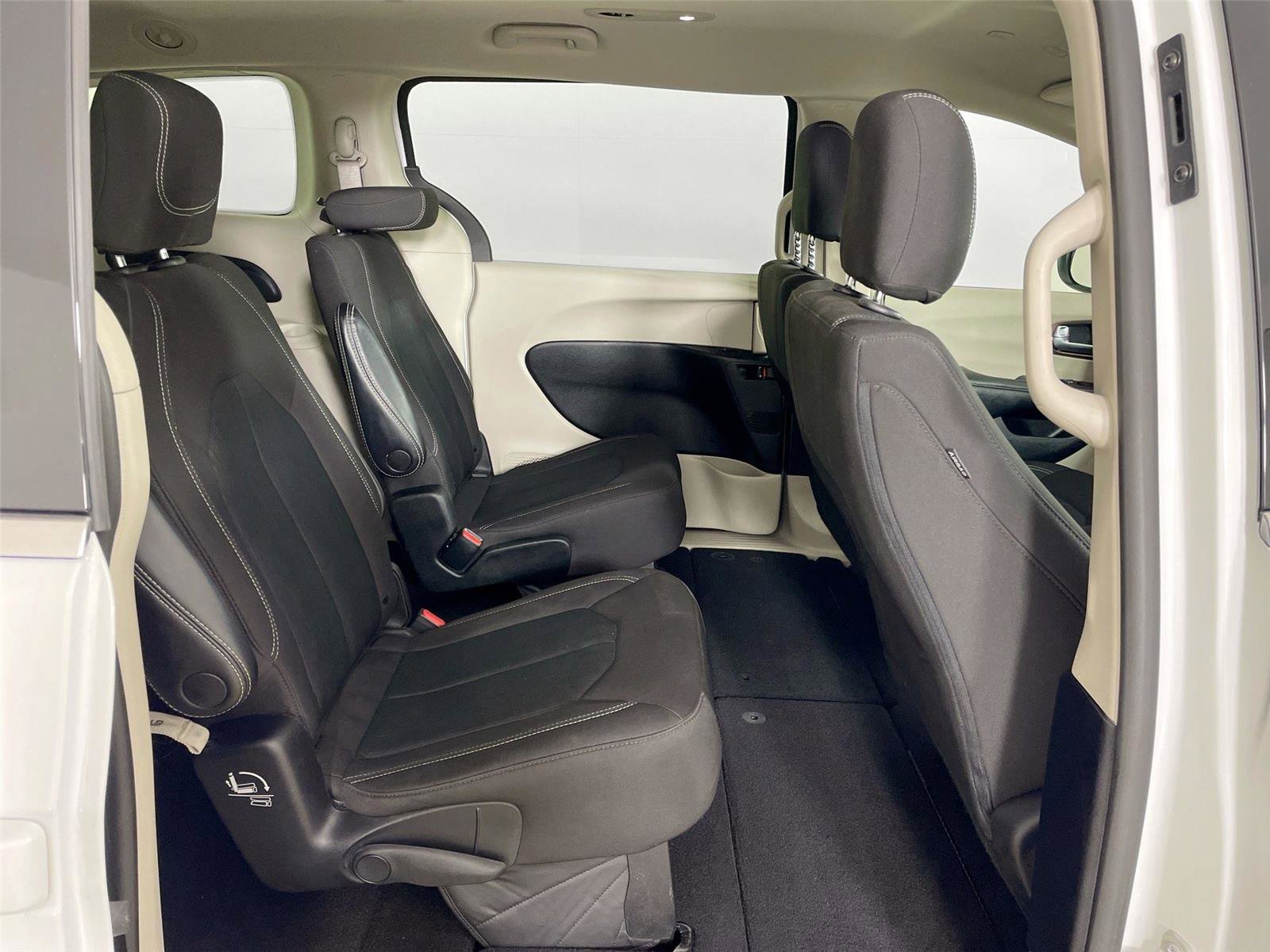 Used 2022 Chrysler Voyager LX image 26