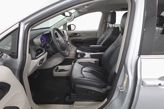 Used 2024 Chrysler Pacifica Touring-L image 9