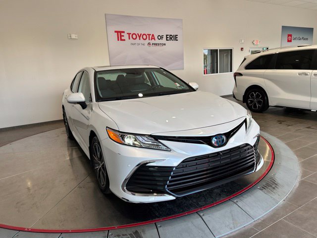 Used 2021 Toyota Camry XLE w/ Navigation Upgrade Package FWD image 1