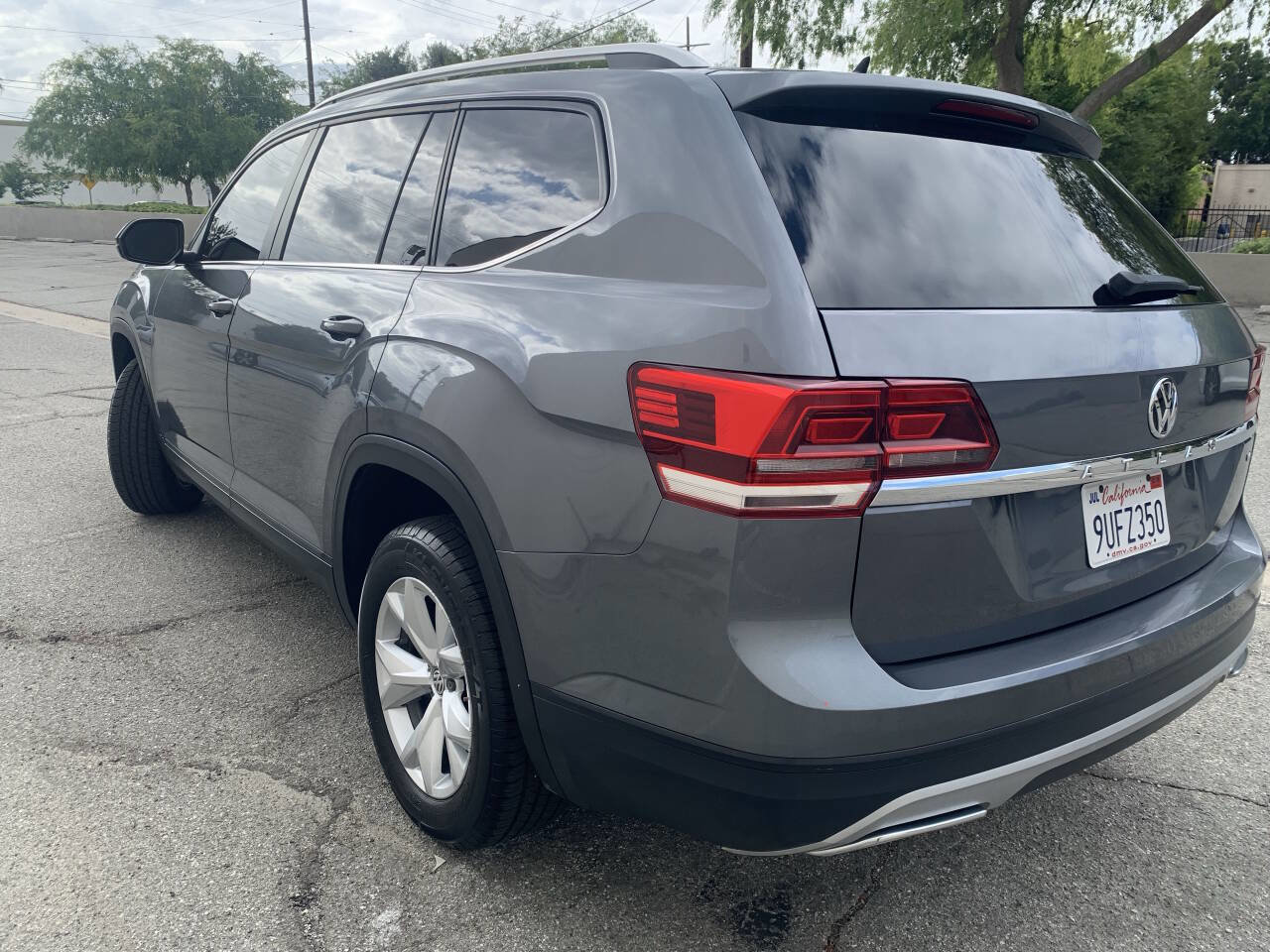 Used 2018 Volkswagen Atlas Launch Edition FWD image 9