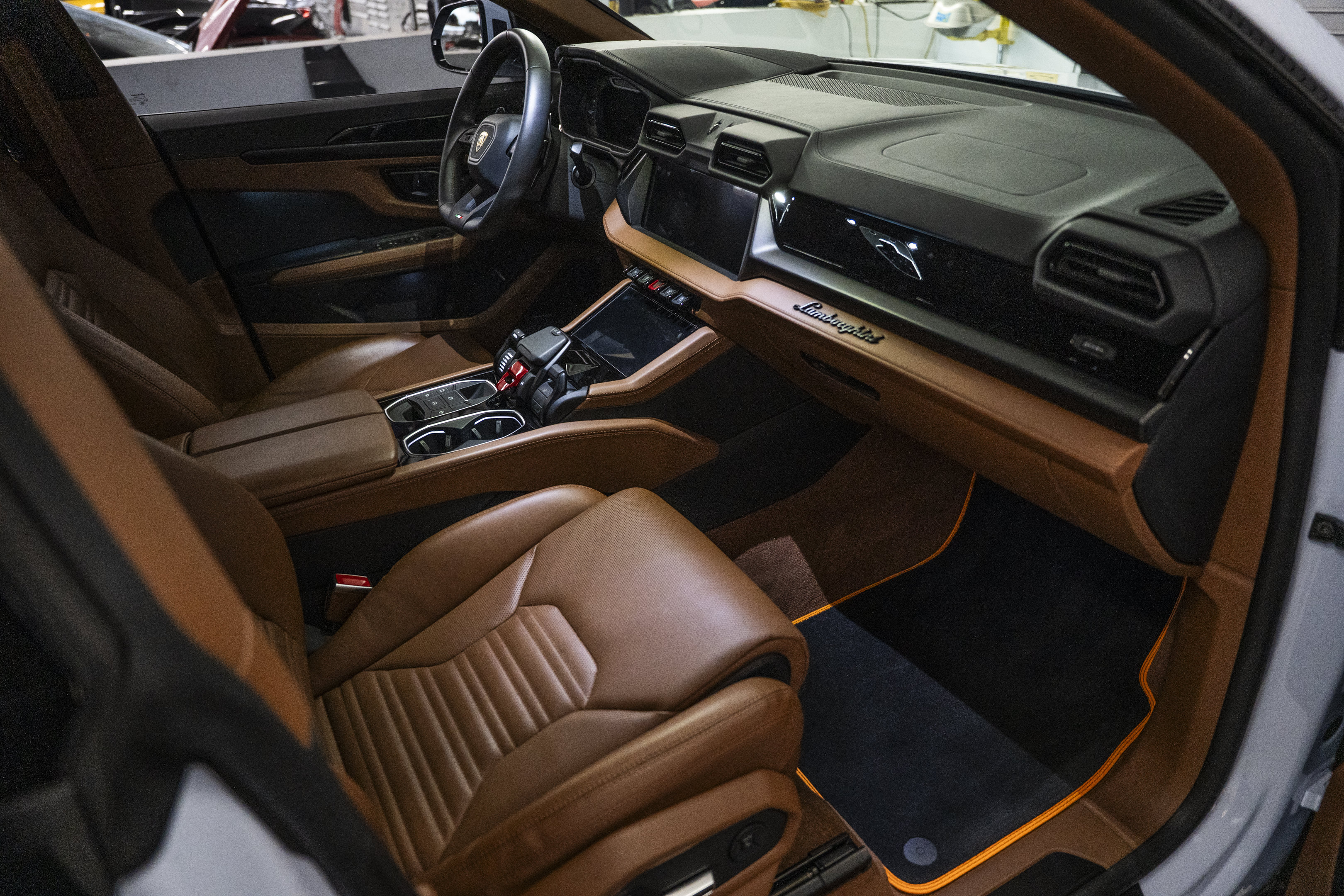Used 2025 Lamborghini Urus SE AWD/4WD image 31
