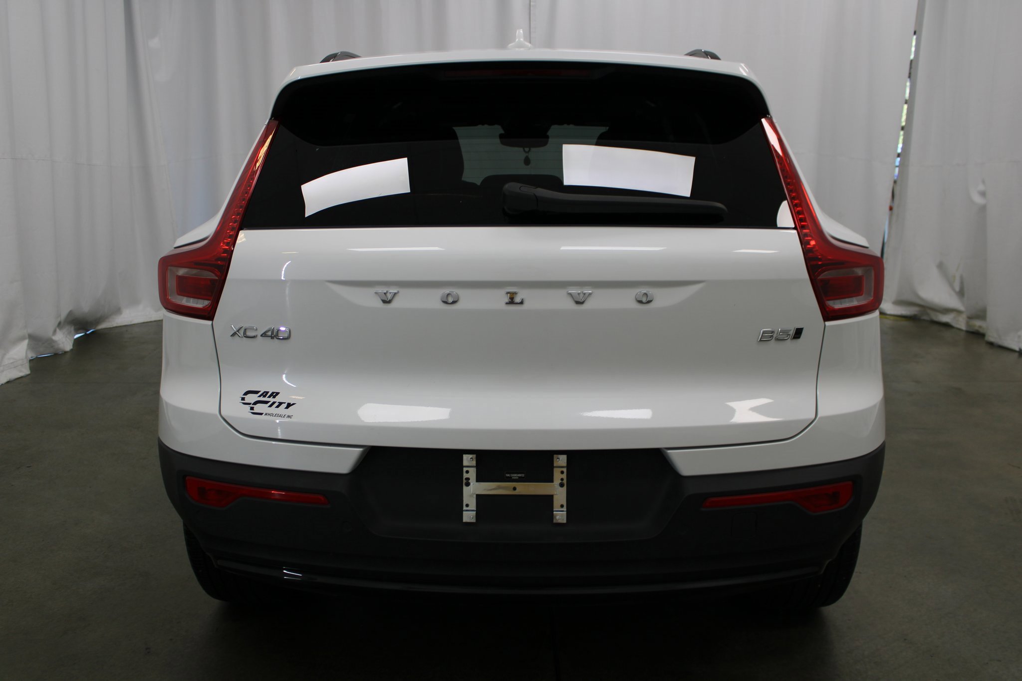 Used 2025 Volvo XC40 B5 Plus image 6